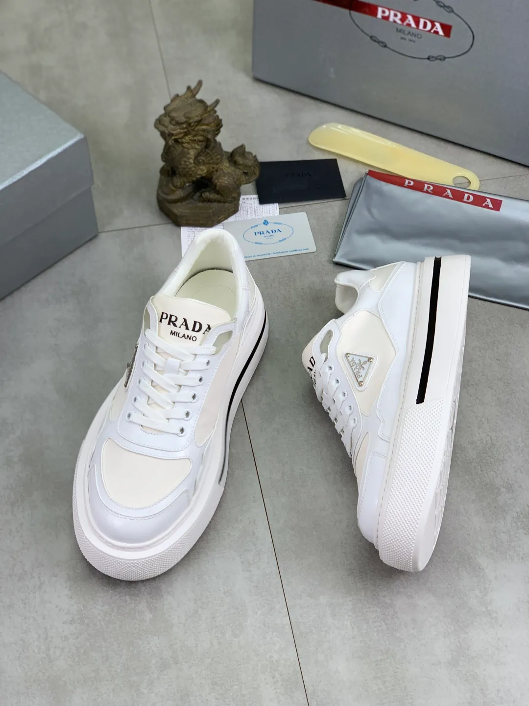 Men's shoes 💰P560💰 [New model] High version official website popular model is on the market, 🆘 Trendy brand (Prada) mainly promotes popular model, avant-garde and versatile fashionable men's shoes private version mold opening, cowhide surface splicing 1:1.. Stylish and simple, original imported cowhide lining cowhide feet; the atmosphere and personality are more fashionable, eye-catching and pursuing class. It will subvert the old idea and be a must-have for fashion trendsetters with you! Must keep it for yourself! Tall and comfortable, large and low, high-end quality workmanship. Size: 38-45; multiple colors available.